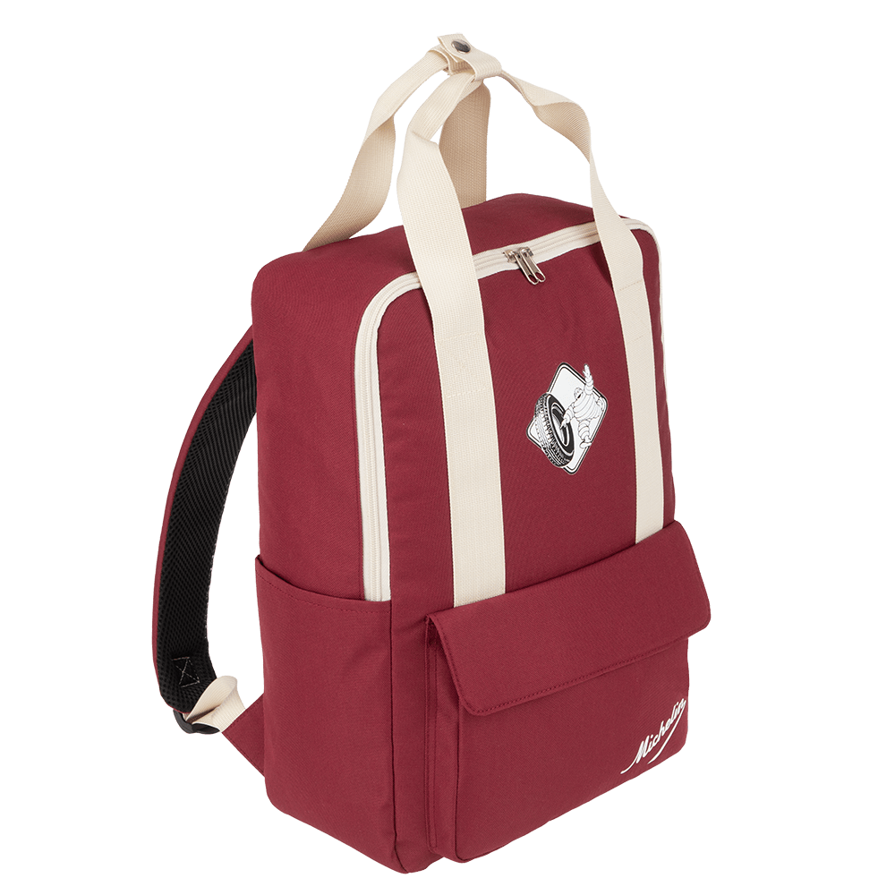 Sac à dos de couleur bordeaux avec un visuel de Bibendum courant à coté de son pneu