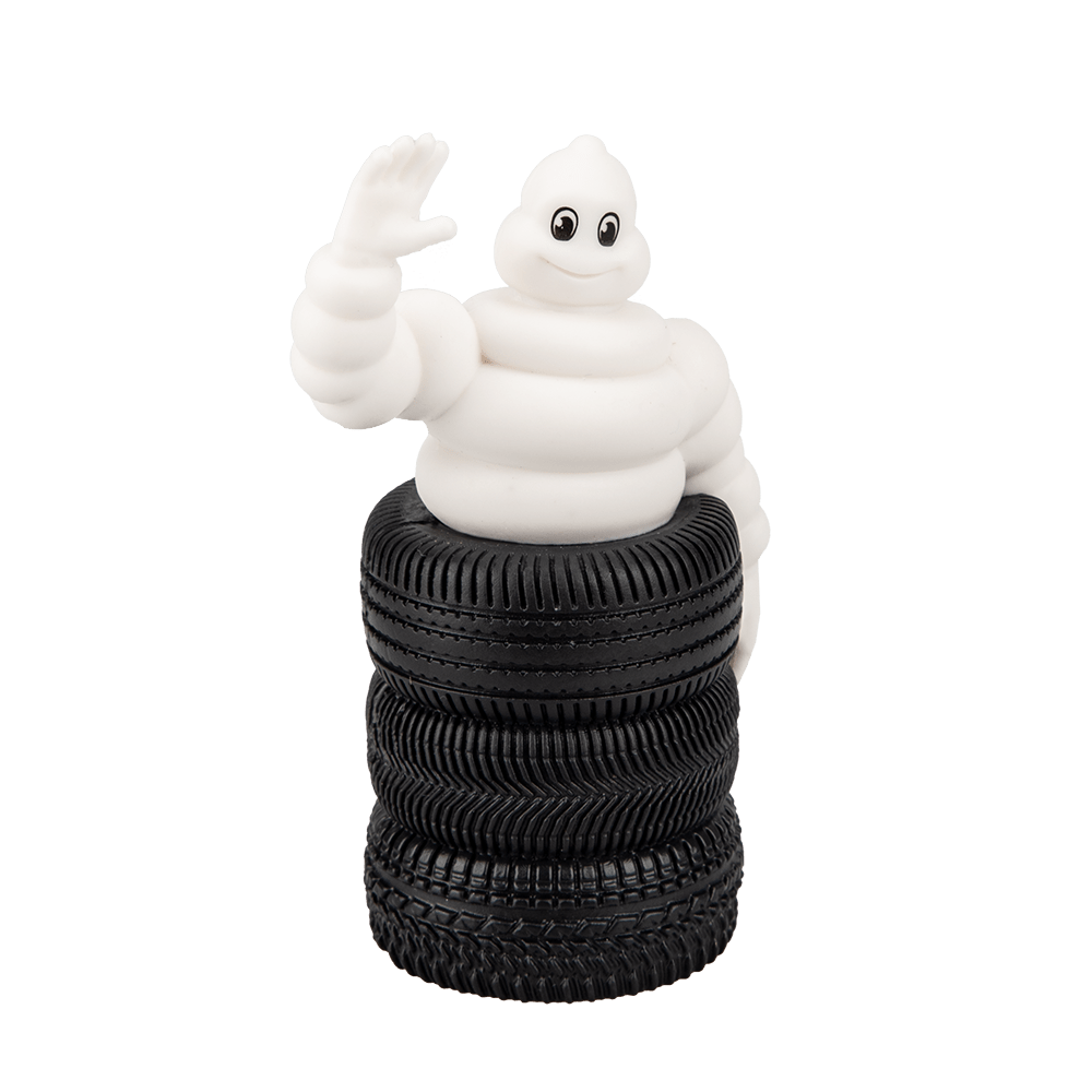 Magnet Bibendum sur sa pile de pneus - Souvenirs Michelin