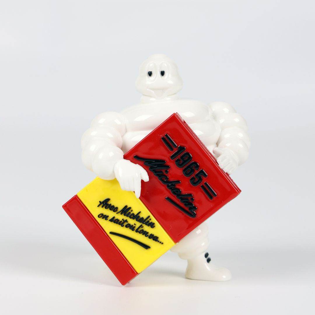Figurine Bibendum et le Guide MICHELIN